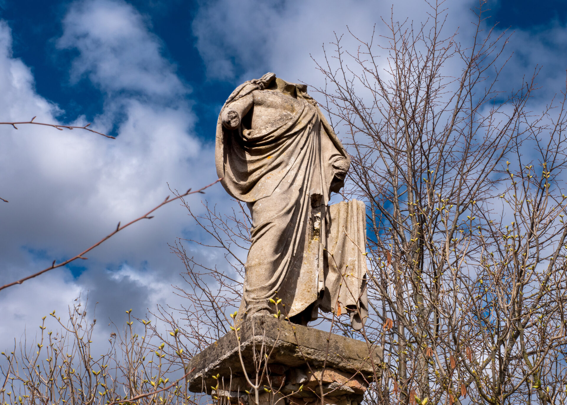 Betonowa statua bez głowy wzorowana na Chrystusie Bertela Torvaldsena
