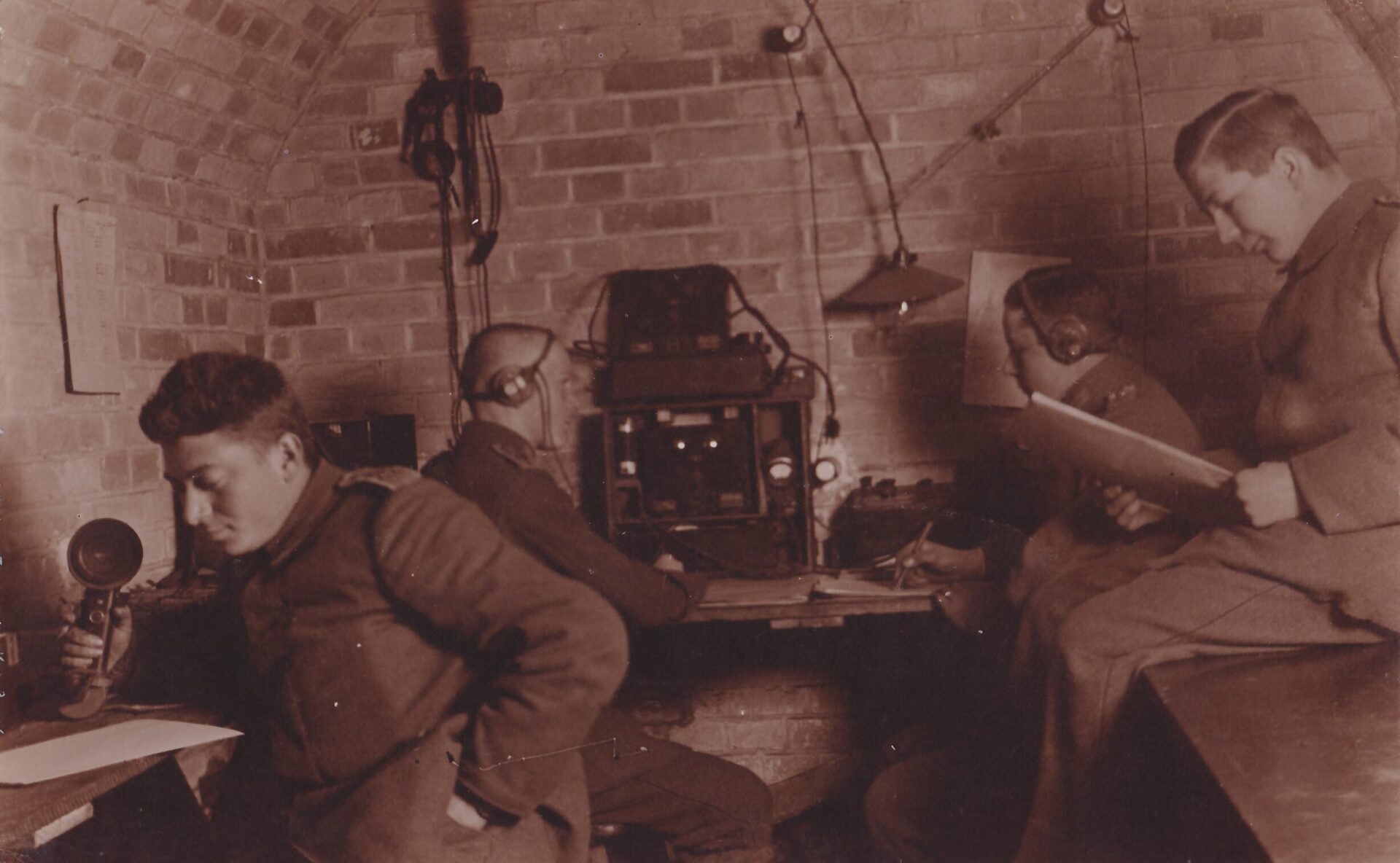 Zdjęcie żołnierzy armii niemieckiej w Twierdzy Boyen w schronie przy radiostacji. Zdjęcie przypuszczalnie z 1917r.